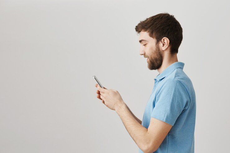 bearded-portrait-young-guy-with-blue-tshirt_176420-27969